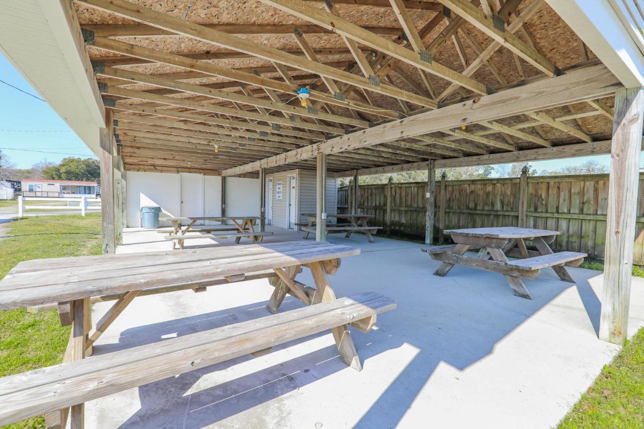 Spacious Home With Waterfront View-Welcome Pets Sneads Ferry Екстериор снимка