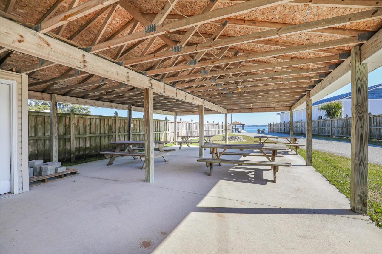 Spacious Home With Waterfront View-Welcome Pets Sneads Ferry Екстериор снимка